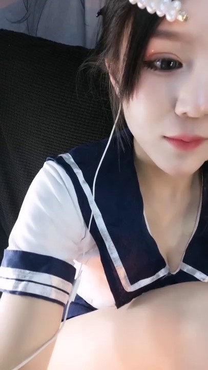 难得一见超肥白虎美穴！学生制服网红小姐姐！扒开内裤跳蛋塞入，假屌抽插，娇喘呻吟好听