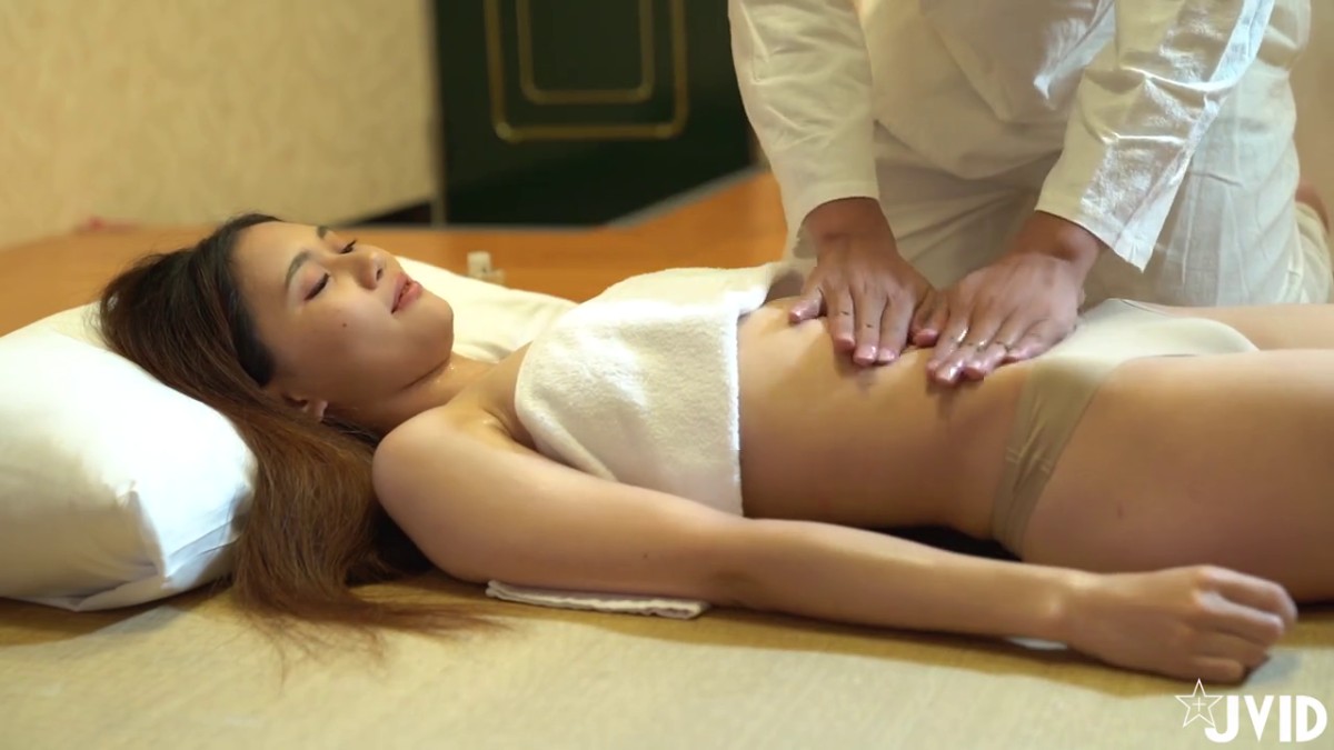 『顶级剧情』高学历挺乳美女超服初体验 子宫颈精油按摩 绝顶高潮性体验 不自觉求技师进入身体 高清1080P原版无水印