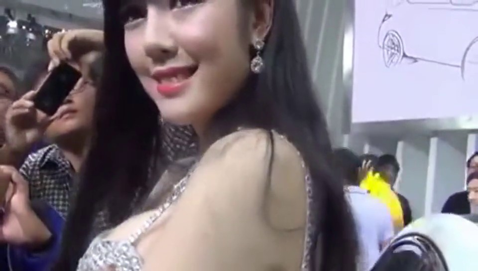 车展偷窥车模奶子