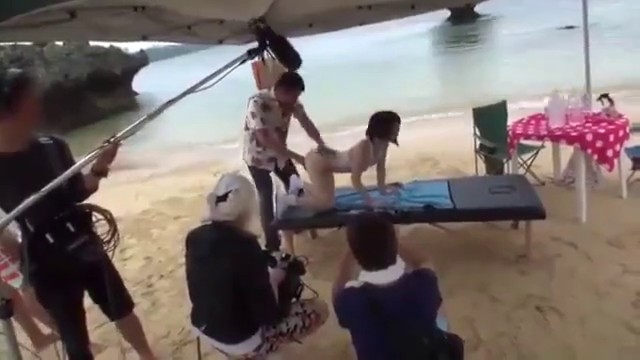 铃村爱里拍片现场花絮，AV演员可真敬业，现场这么多工作人员可以如此投入，下着雨也照样啪啪 番号ABP-176！