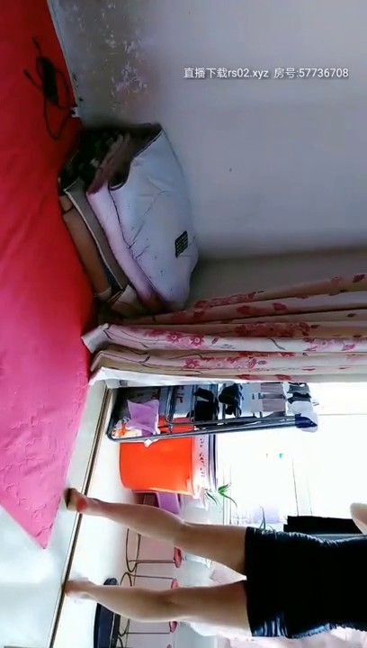 “大鸡巴好大操死我了”对白刺激小青年没事到干妈家串门正巧碰到干妈在洗澡换衣顺便偸拍实在受不了强行操干妈