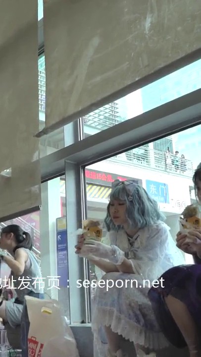 国内漫展精彩高清抄底系列 超漂亮的Cos小姐姐裙下隐藏着性感吊带情趣内衣