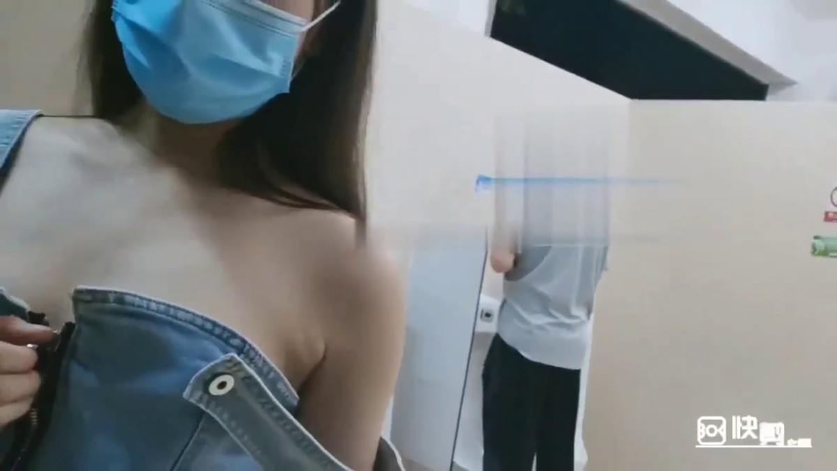 一直想尝试去男厕所偷拍，幸运发现一枚小哥哥，他好像不知道我在偷拍，要不要去搭讪呢，背着哥哥露出玩乳头！