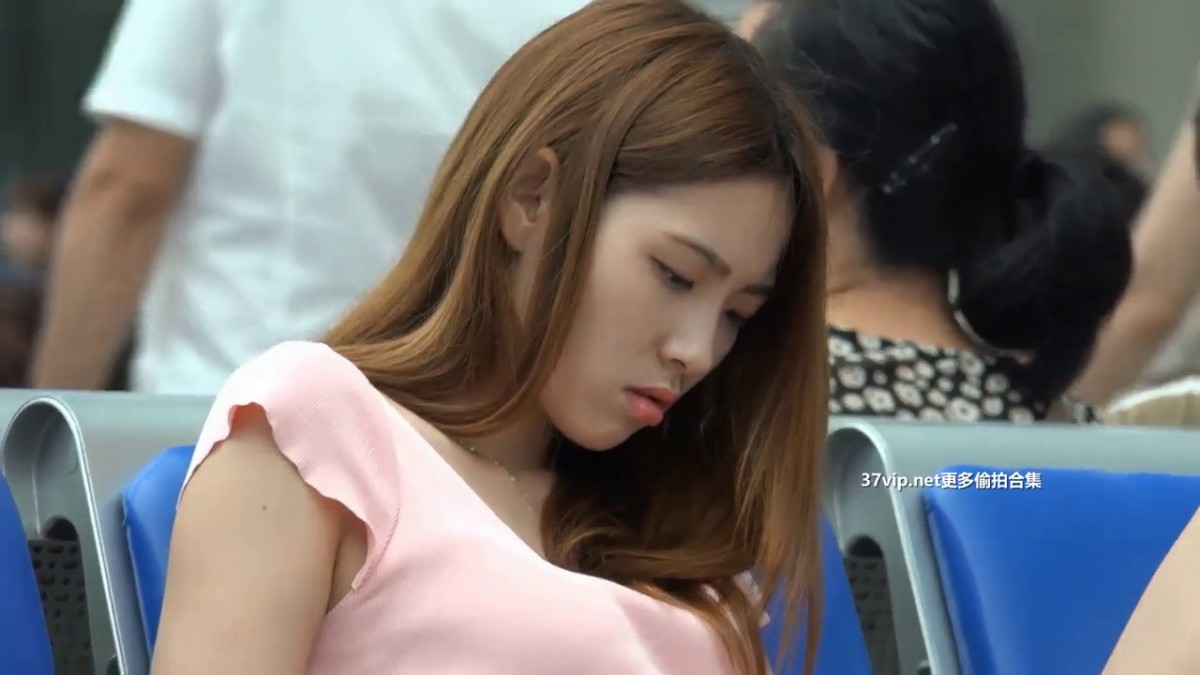 火车站候车大厅精心挑选10个极美少妇尾随进女厕偷窥。有个骚妇把高跟鞋换下反而让逼被拍的更清楚