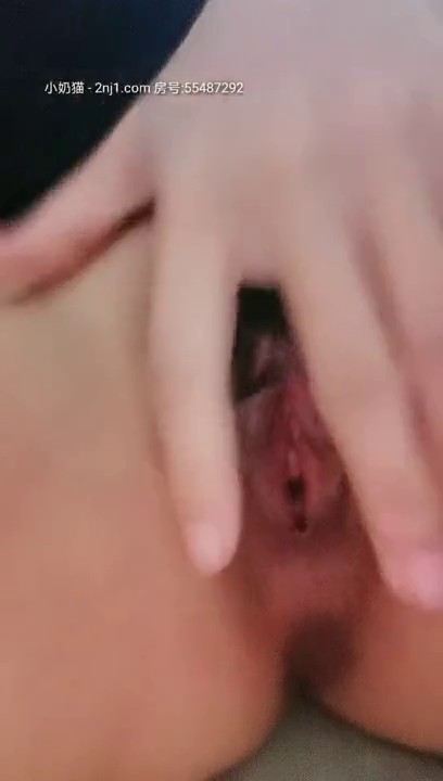 真实素颜在校女学生 为赚生活费来例假也坚持直播  粉嫩的奶子和小穴统统出