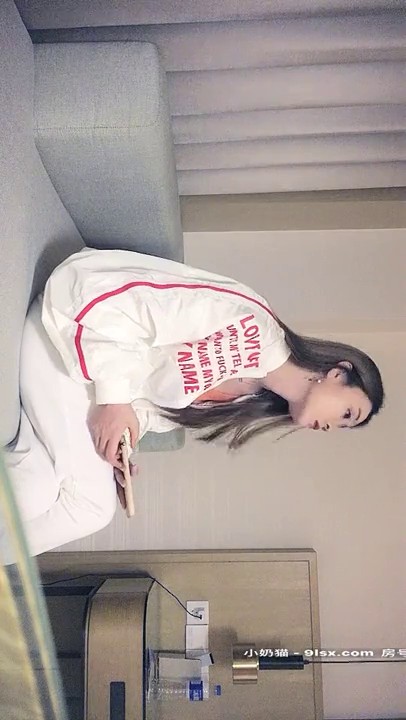 2020.11.8【午夜寻花】探花元老，实力猛男，约操风韵漂亮小少妇，调情手法啪啪吊打全平台，每日必看不能错过