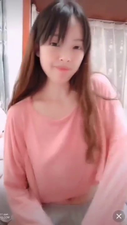 正规直播平台漂亮妹子跳手指舞时意外走光