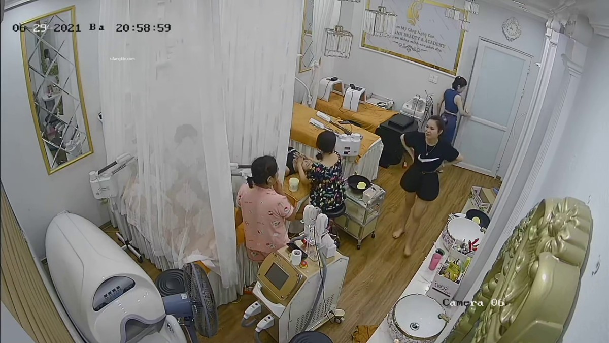 稀有黑客破解美容院 摄像头偷看女顾客脱光衣服保养乳房和刮阴毛美容师没人的时候偷偷给自己的逼去毛2