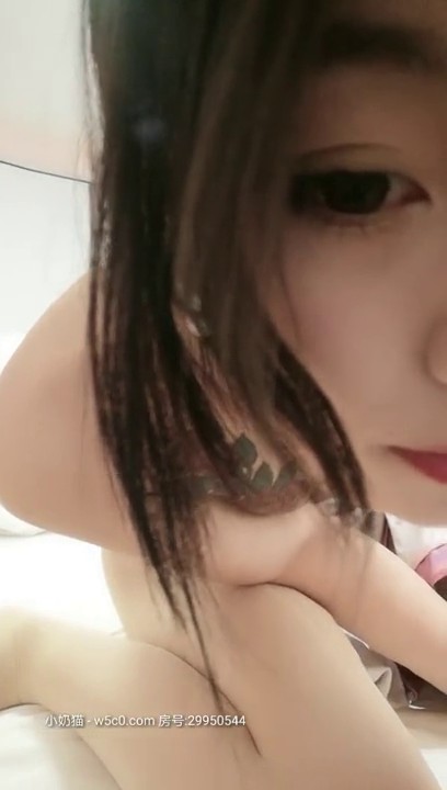 18岁少女下海【大一学妹】，正是豆蔻年华青春的酮体散发遐想，浴室让大家看看女生如何洗澡，洗白白床上被猪拱 呻吟浪叫！