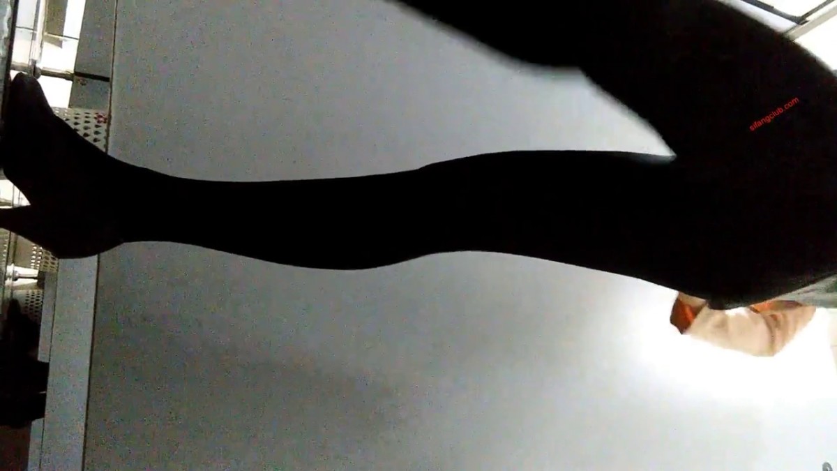 空姐修长的美腿