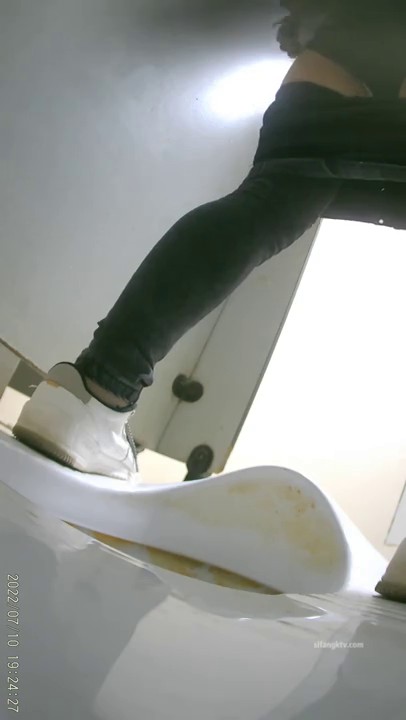 私房十月最新流出商场隔板女厕全景 后拍美女尿尿2