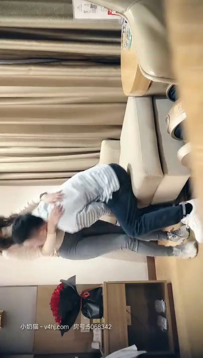 2020.11.21【七天极品探花】再度返场白虎妹，鲜花赠佳人，极品美胸，风骚尤物，每场人气爆满，万众期待骚货的淫荡表演