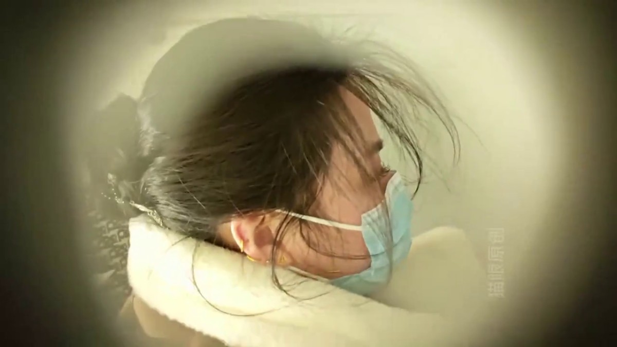 二月新流出手持厕拍❤️猫眼原创偷拍美女尿尿靓妹站着擦拭黝黑浓密性感逼毛