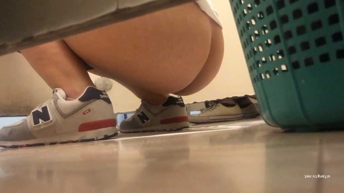 十一月流出大胆牛人潜入某酒店员工女厕偷拍女同事尿尿红鞋牛仔裤美女的白虎逼貌似很不错