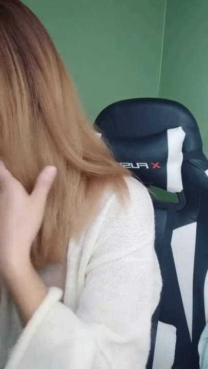 酒店情趣炮房偷拍猥琐锅盖头男和好身材妹子啪啪 战斗力不够要靠用手来满足妹子