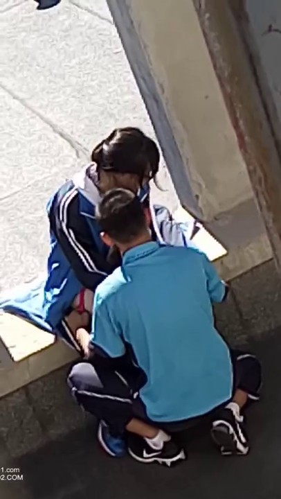 国内某高中小情侣校园偷情啪啪被偷拍