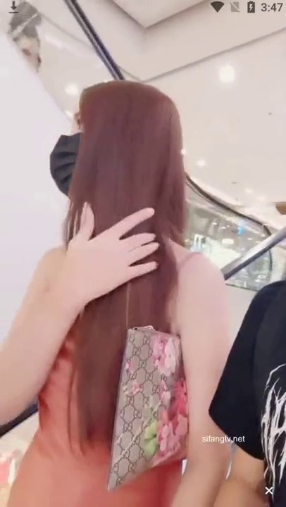 【泰国阿飞】带网红小姐姐出门吃午饭，吃完再去逛服装店，试衣间调戏泰国小姐姐的奶子，刺激啊！