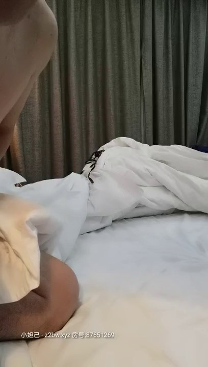 【极品孕妇找隔壁老王】被人操怀孕了还出来发骚 老王忍不住无套赏她逼一炮 必须内射 不过瘾射完还玩跳蛋 高清源码录制