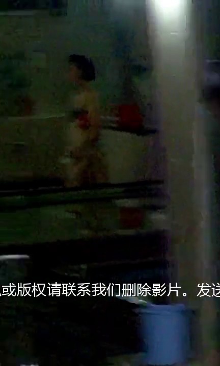 大众浴池偷窥高颜值嫩妹子洗香香