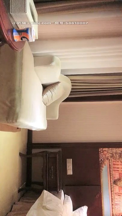 漂亮妹子怎么软磨硬泡都不肯亲嘴，看在长得漂亮的份上，往死里干她_clip