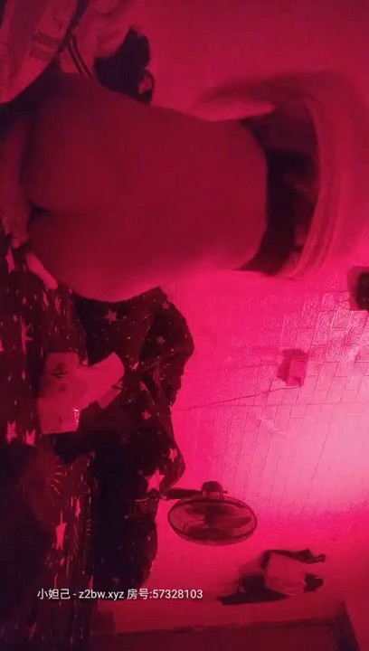 站街女探花村长逛会所出1500块买钟妹子也不肯出来开房半路遇到了几个年轻漂亮站街女挑了一个去吃快餐