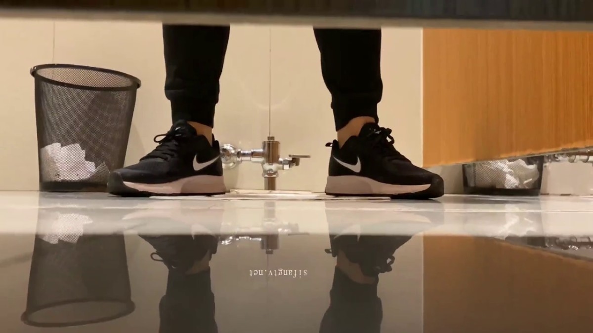 十二月最新流出推特大神潜入商场女厕偷拍美女如云有几个高颜值气质美女