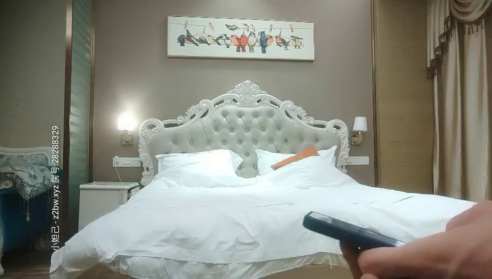 泡良达人骚飘飘异地会朋友一块酒店开房寻欢应粉丝要求约兼职妹上门服务3P轮干对白有趣