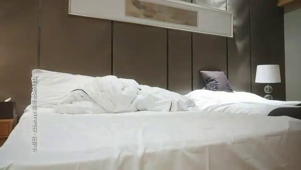 利哥探花约了个颜值不错黑衣少妇啪啪，近距离拍摄舔逼扣弄后入骑坐猛操