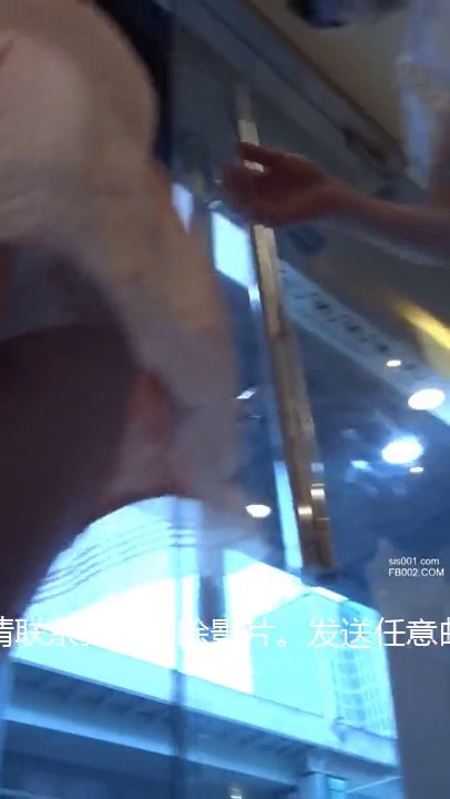 商城跟随抄底几个漂亮妹子