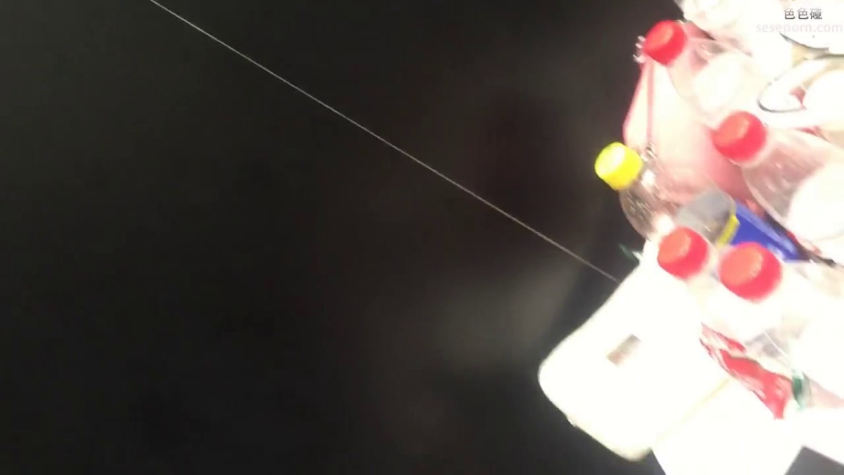 后台休息室趴桌底偷窥小睡的短裙美模,黑色内内有点严实没敢伸手找感觉