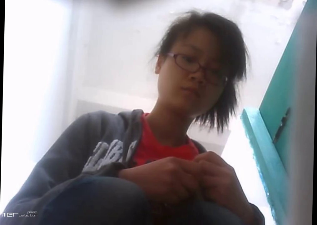 淡定大神躲藏公园商场女厕广角特写偸拍 各种精致小姐姐大小便 美臀少妇发现不对踢镜头2