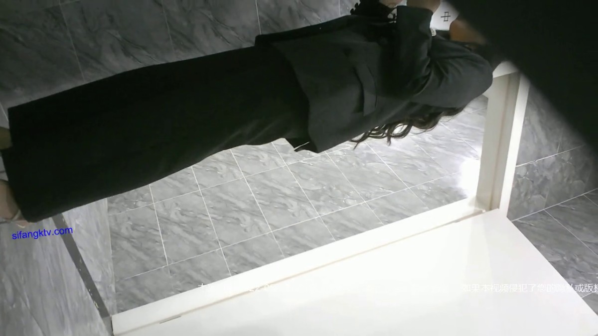 八月最新私房大神 隔墙有眼 精品厕拍酒店员工女厕偷拍镶钻高跟鞋制服女主管这小黑逼应该被不少领导玩过 (29)