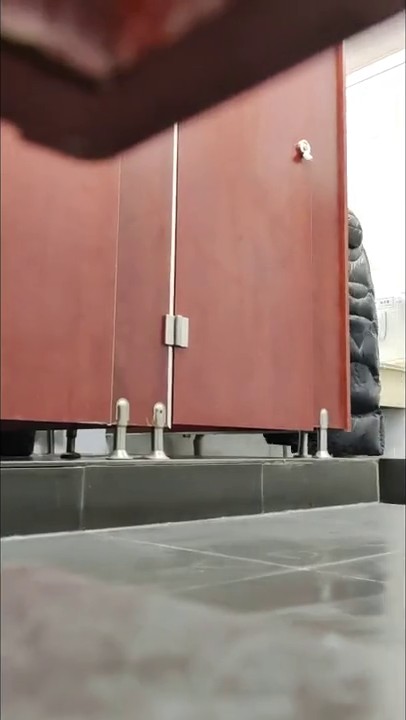 国内厕拍大神潜入商场隔板女厕双镜头偷拍 美女尿尿羽绒服肉丝短发美眉