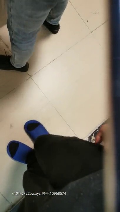 逗逼小伙分手后憋得慌家中语撩勾搭家政大姐没想到姐姐脾气暴躁很豪横最后只好霸王硬上弓用J8征服她还内射对白笑死人了