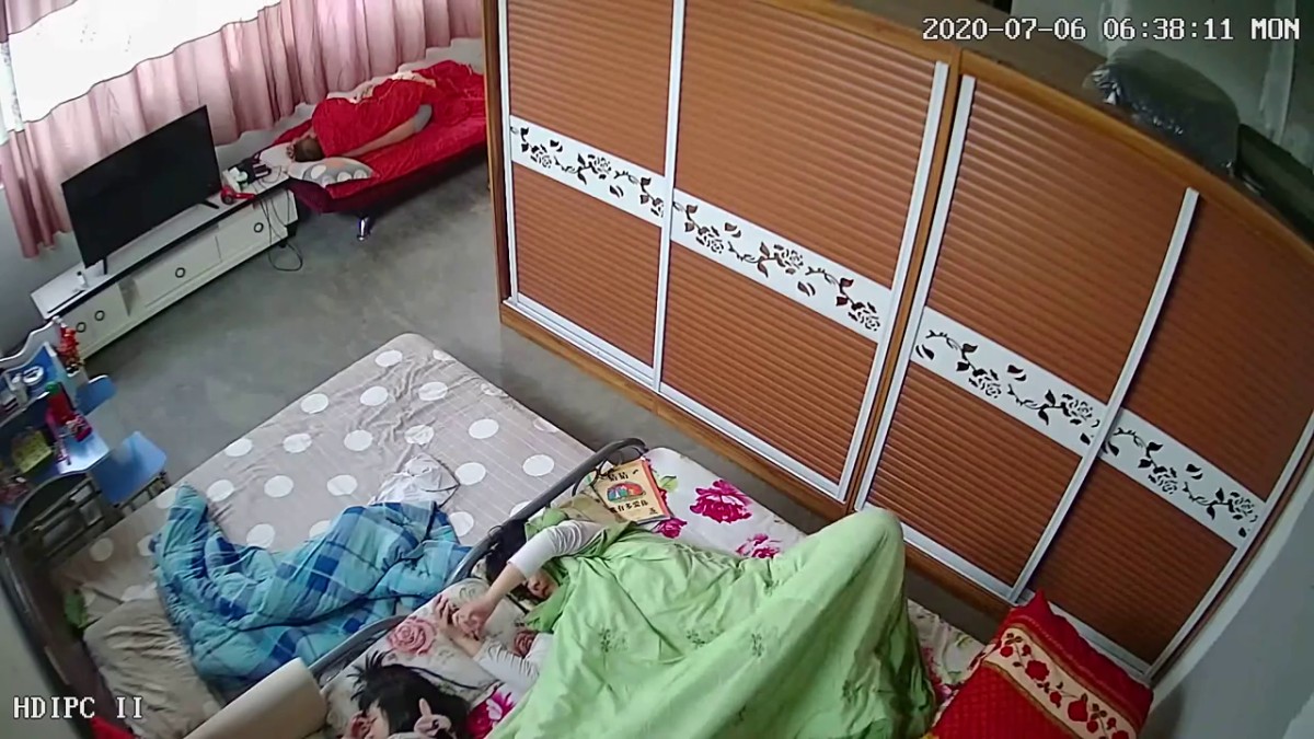 黑客破解家庭网络摄像头偷拍分床睡的夫妻，媳妇偷偷走到老公床边被拉过了按倒床上干炮
