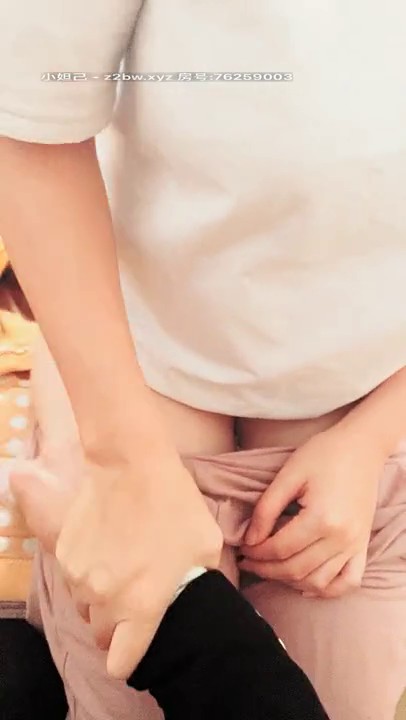 真实搞年轻待产大奶大肚子孕妇把鸡巴口硬后不敢太使劲拿着鸡巴慢慢往阴道里插孕期性欲强紧张的直喘