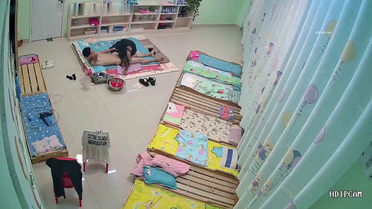 黑客破解幼儿园网络摄像头监控偷拍幼师美眉被纹身渣渣男友打砸后在幼儿床上强干无套内射