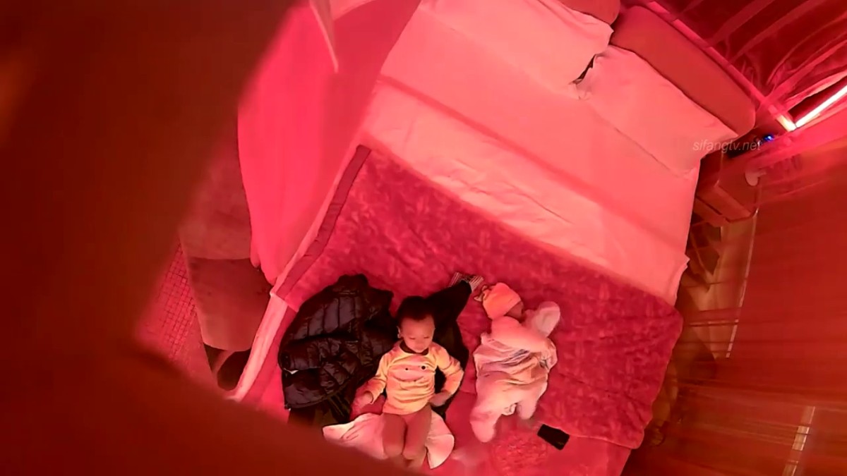 360主题酒店红色魅影房偷拍奇芭的骚妇带着两个哺乳期的小孩和年轻小哥开房偷情