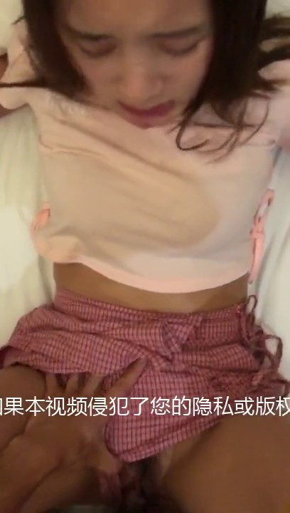 约炮学生妹，不喜欢穿内裤，把裤子往侧边一扯，露出小骚逼，就这样插进去，表情耐看，她在享受！