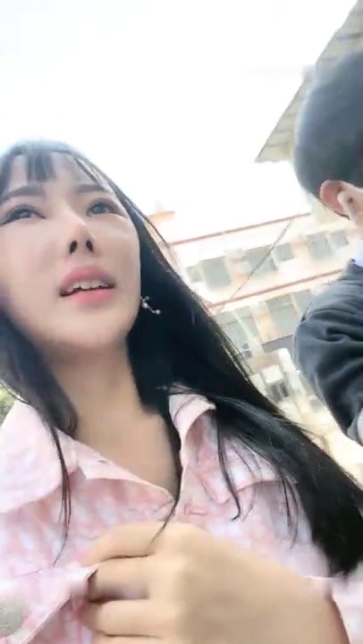 苗条骚妹【小乳猪】和老哥户外拍摄，再到烂尾楼露奶拍照拍完摸下奶，很是诱惑喜欢不要错过