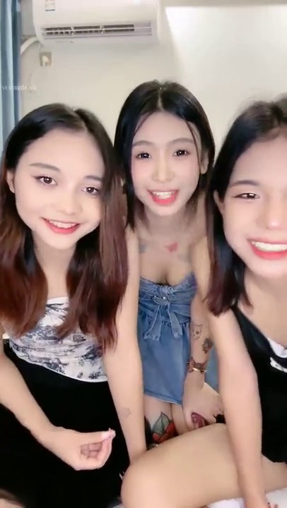 【广西三姐妹】三位小太妹，大纹身，大长腿，身子嫩，三女互摸，互插。太淫乱