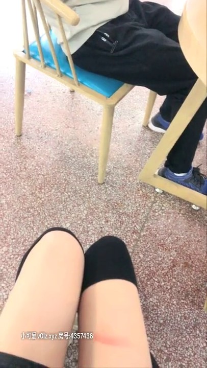 骚货学妹 淫穴塞着跳蛋去食堂发骚，坐凳子上旁边有男生其他路过学生，刷礼物就顶得淫叫啊啊，太爽受不了跑去厕所自慰！