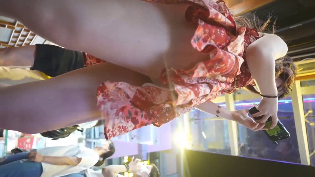 -吊带裙憨憨萌妹裙子被包掀起蕾丝粉内露给大家看亮闪闪包臀裙小姐姐被抄底骚窄内身材比例极好.