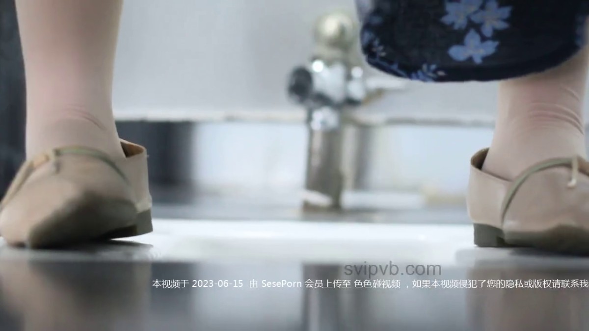 大神潜入单位女厕近距离偷窥长裙少妇的微毛小黑鲍