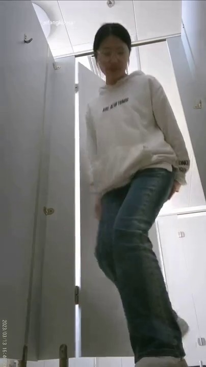 -精品厕拍】，高清固定机位真实偸拍，某高校女厕，课间络绎不绝的学生妹方便，先看脸再看双洞