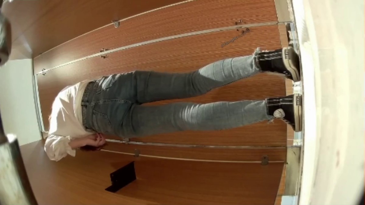 《硬核魔手 外购》国内某商场餐饮连锁店公共女厕定点偸拍多位都市小姐姐大小便2K画质完整版1