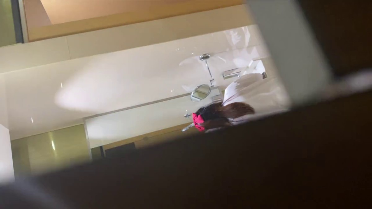 色胆包天厕拍小王子潜入美女如云的商场女厕躲藏霸占一个坑位连续偸拍好多靓妹方便位置绝佳还能拍到露脸全身2K原版