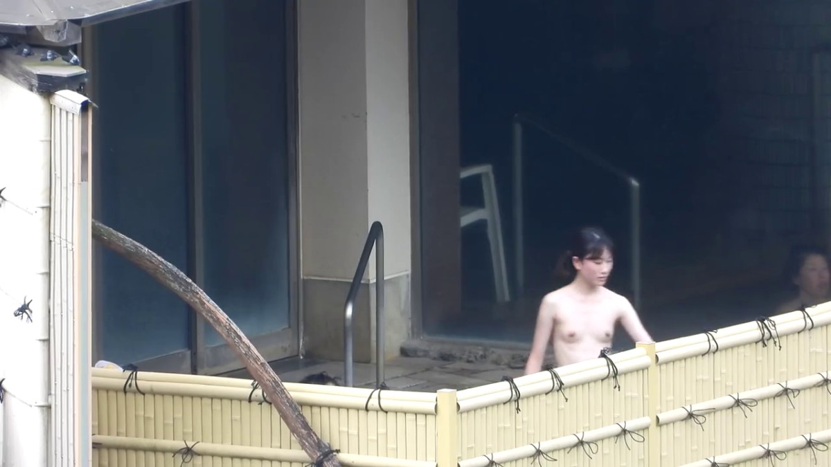 盗摄大神持高端设备长焦高清偸拍户外温泉洗浴各种年龄段的女人们泡澡环肥燕瘦多种身材诱惑的视觉享受2V2