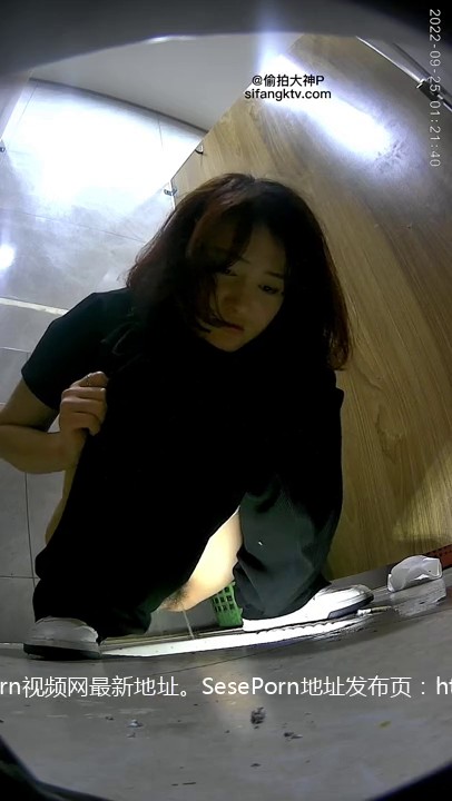 九月最新流出国内厕拍大神 潜入酒吧女厕开着小电筒偷拍坐台小姐姐尿尿第3季1