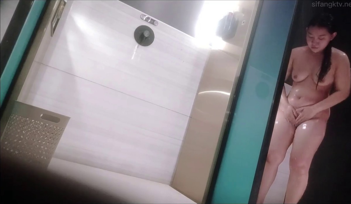 3月最新流出 重磅稀缺大神高价雇人潜入 国内洗浴会所偷拍第22期古灵精怪的闺蜜二人白虎